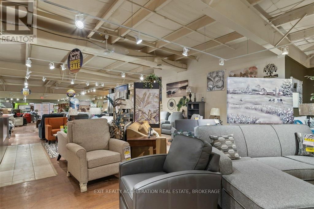 447 CENTRE STREET NORTH Image 12