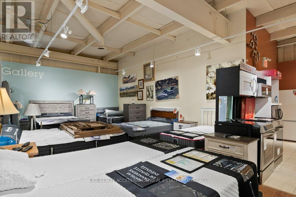 447 CENTRE STREET NORTH Image 22