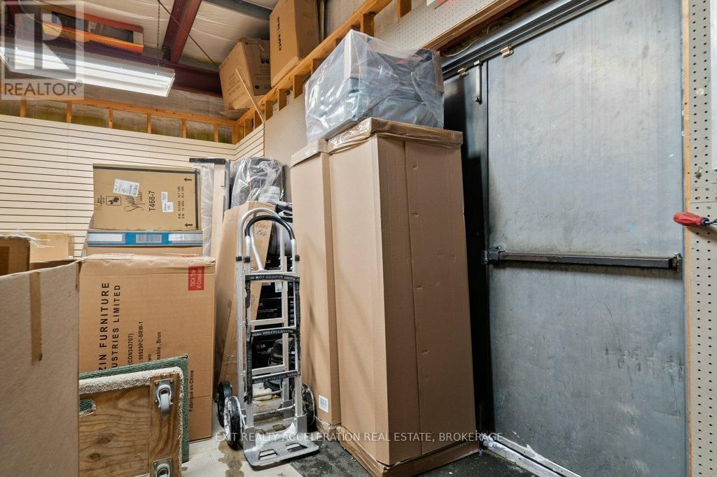 447 CENTRE STREET NORTH Image 27