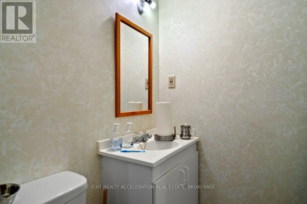 447 CENTRE STREET NORTH Image 28