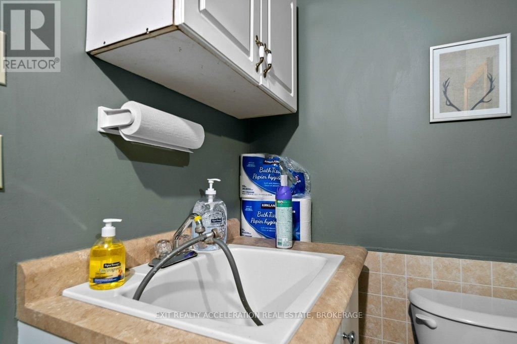 447 CENTRE STREET NORTH Image 30