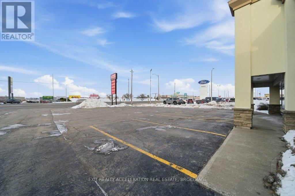 447 CENTRE STREET NORTH Image 31