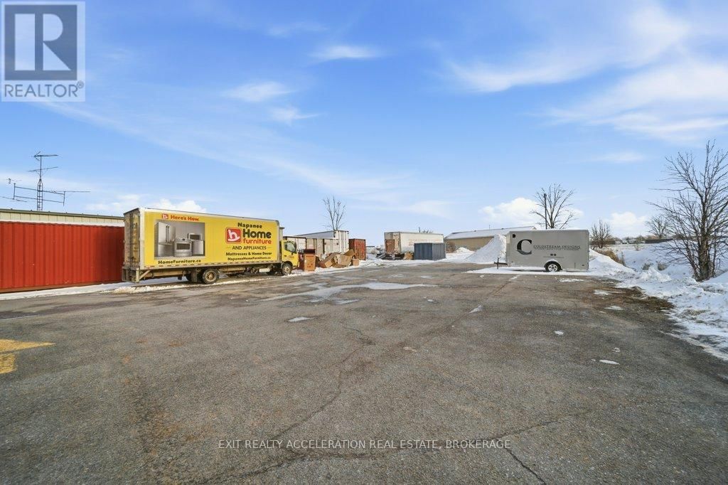 447 CENTRE STREET NORTH Image 34