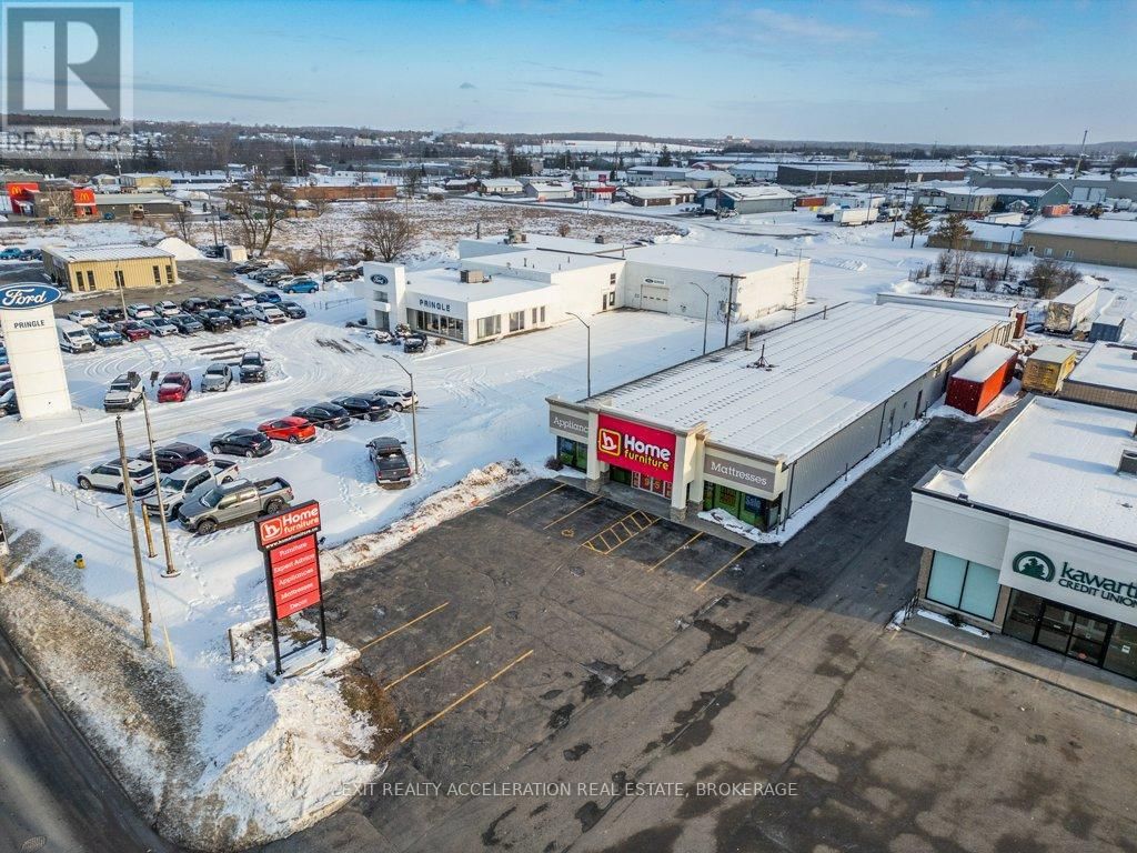 447 CENTRE STREET NORTH Image 36