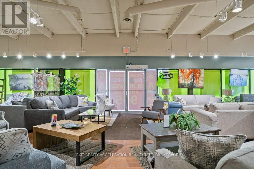 447 CENTRE STREET NORTH Image 4