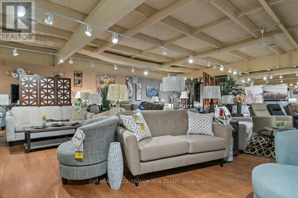 447 CENTRE STREET NORTH Image 6