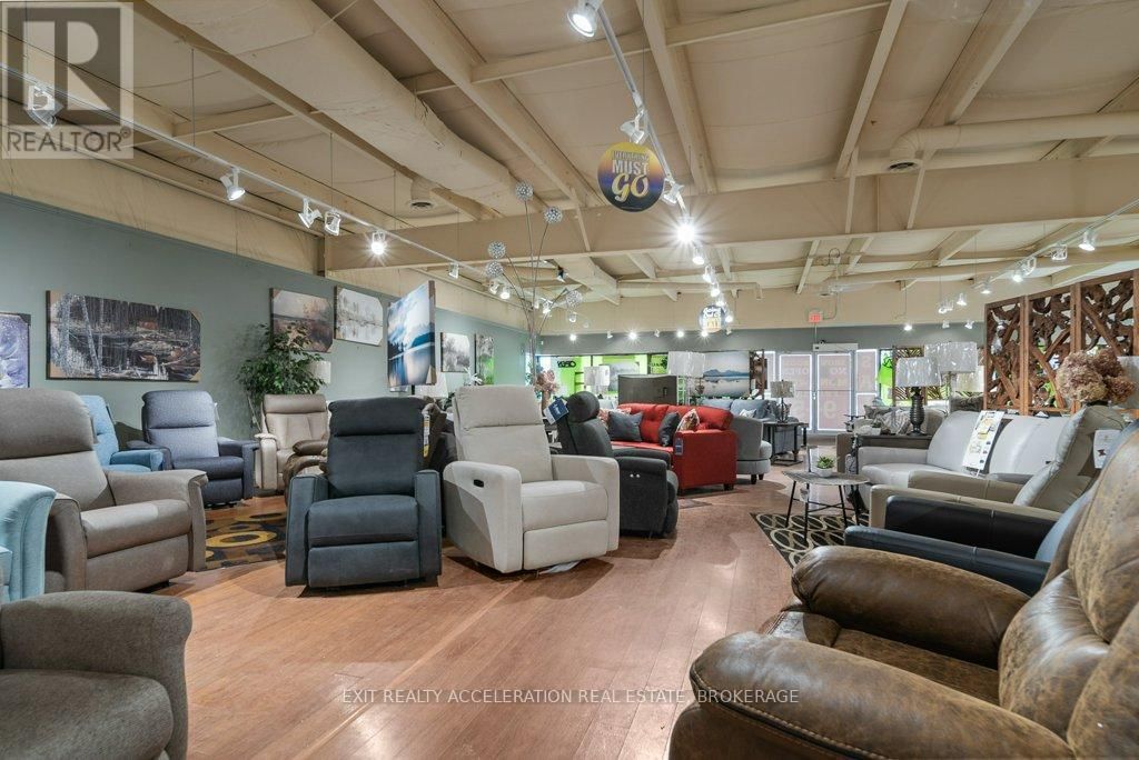 447 CENTRE STREET NORTH Image 7