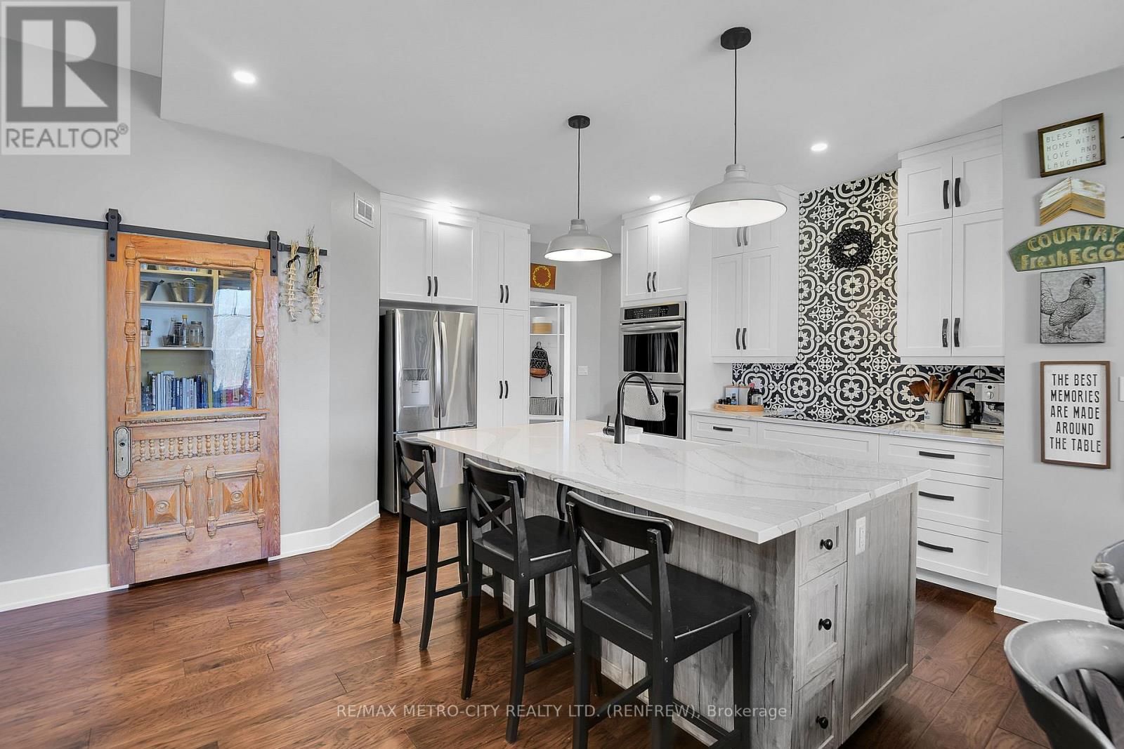 782 BRUCE STREET Image 11