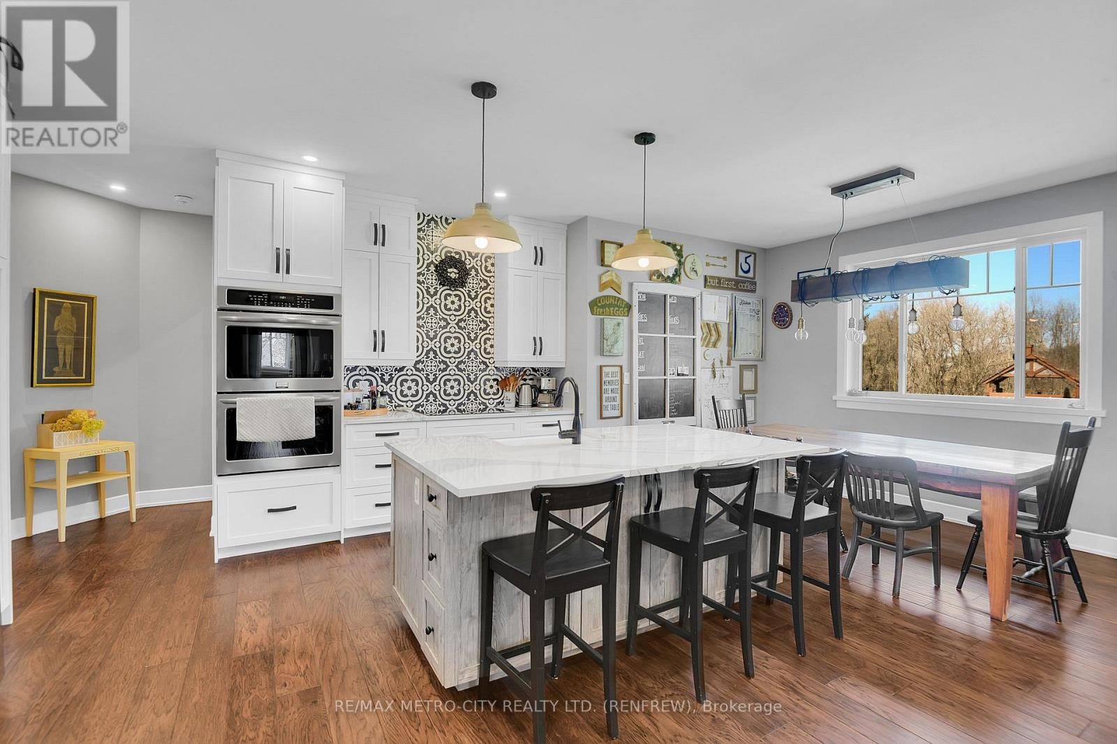 782 BRUCE STREET Image 12