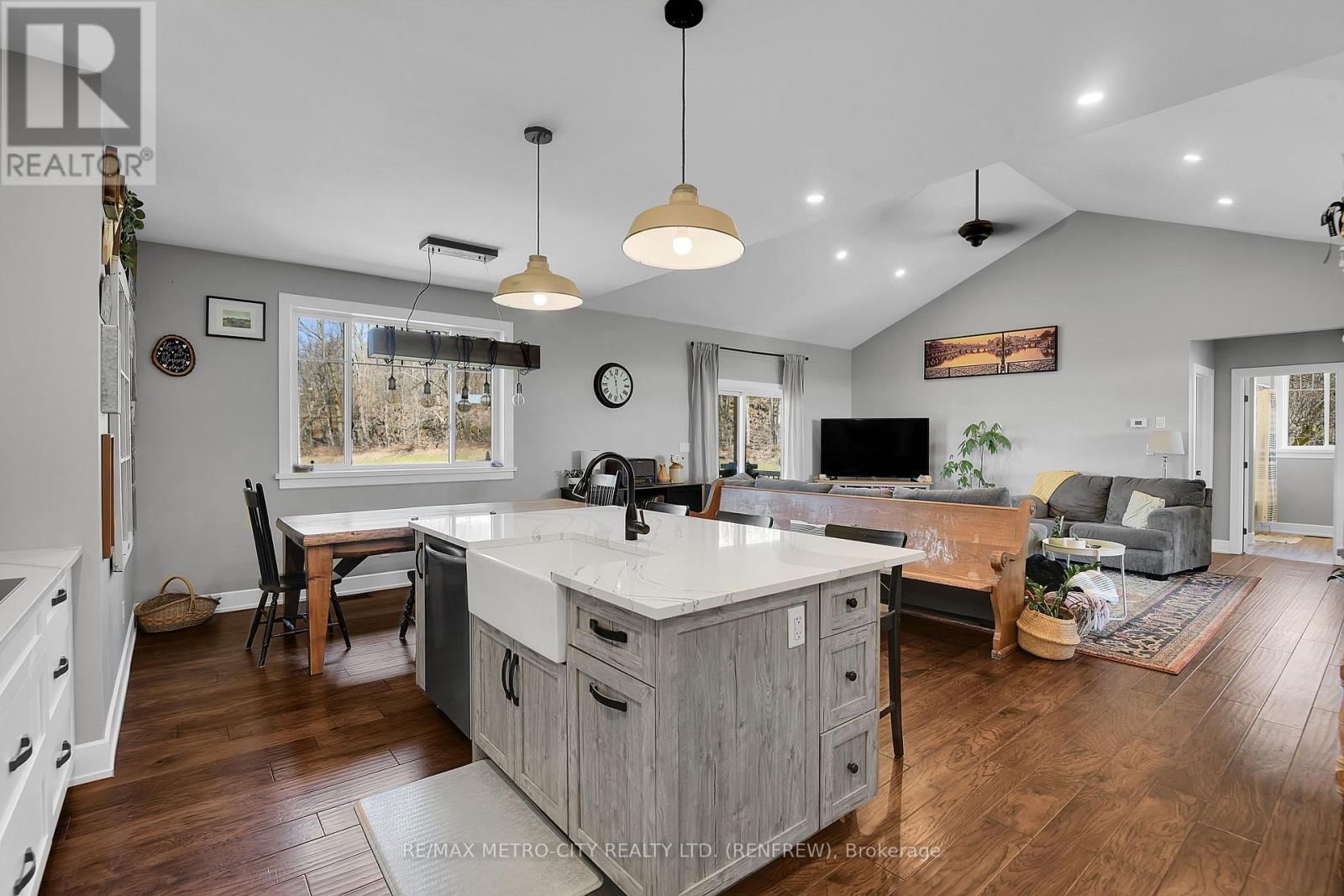 782 BRUCE STREET Image 13