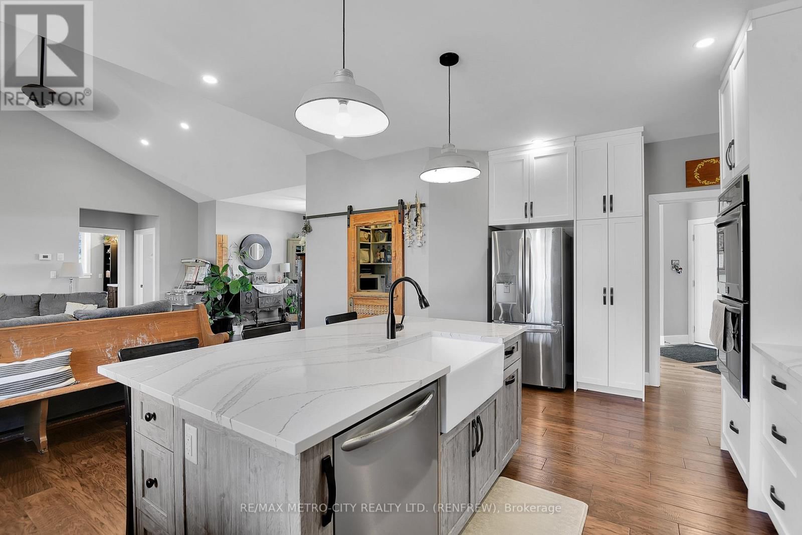 782 BRUCE STREET Image 14