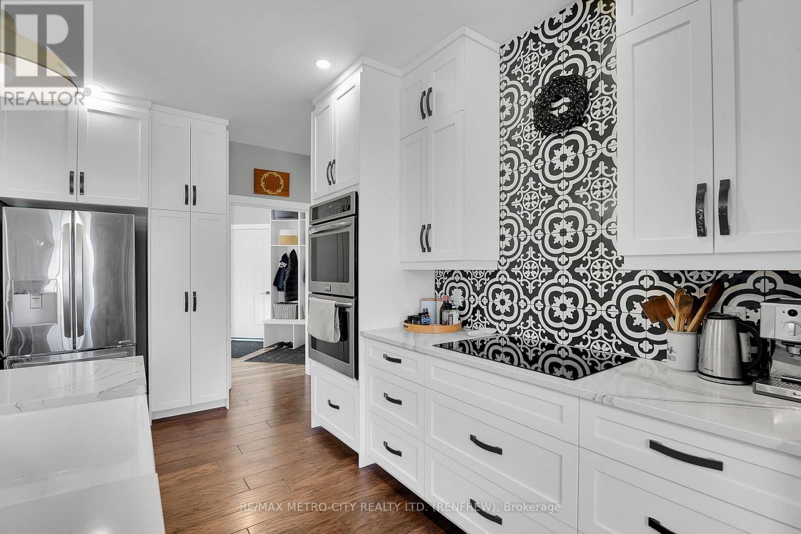 782 BRUCE STREET Image 15