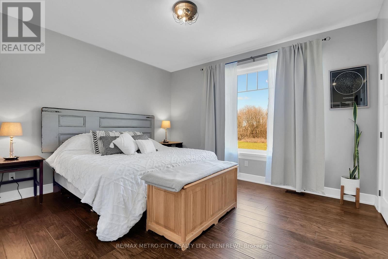 782 BRUCE STREET Image 16