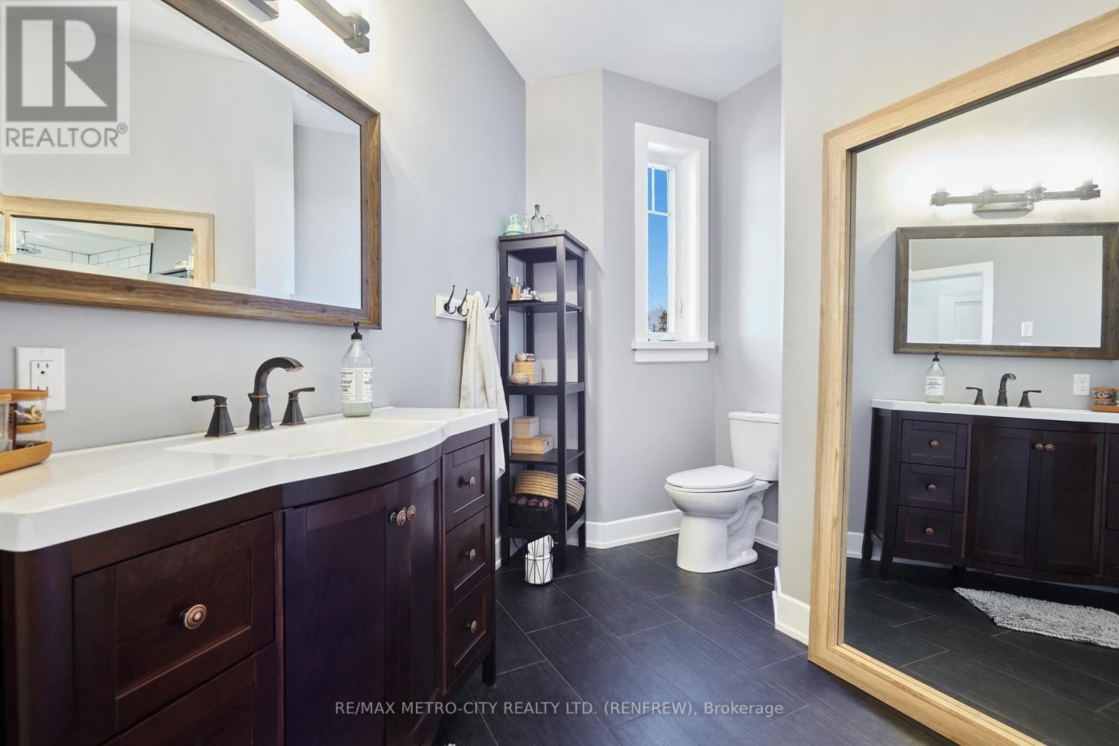 782 BRUCE STREET Image 17