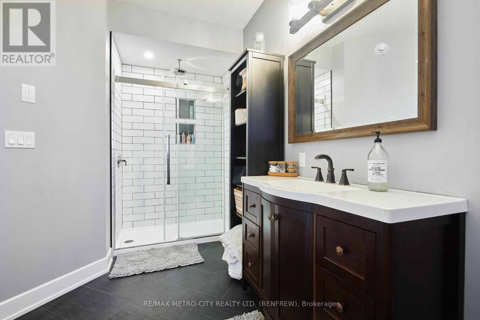 782 BRUCE STREET Image 18