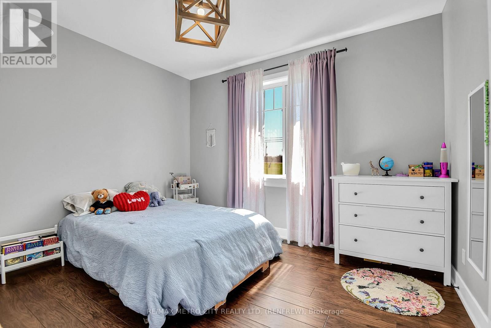 782 BRUCE STREET Image 19