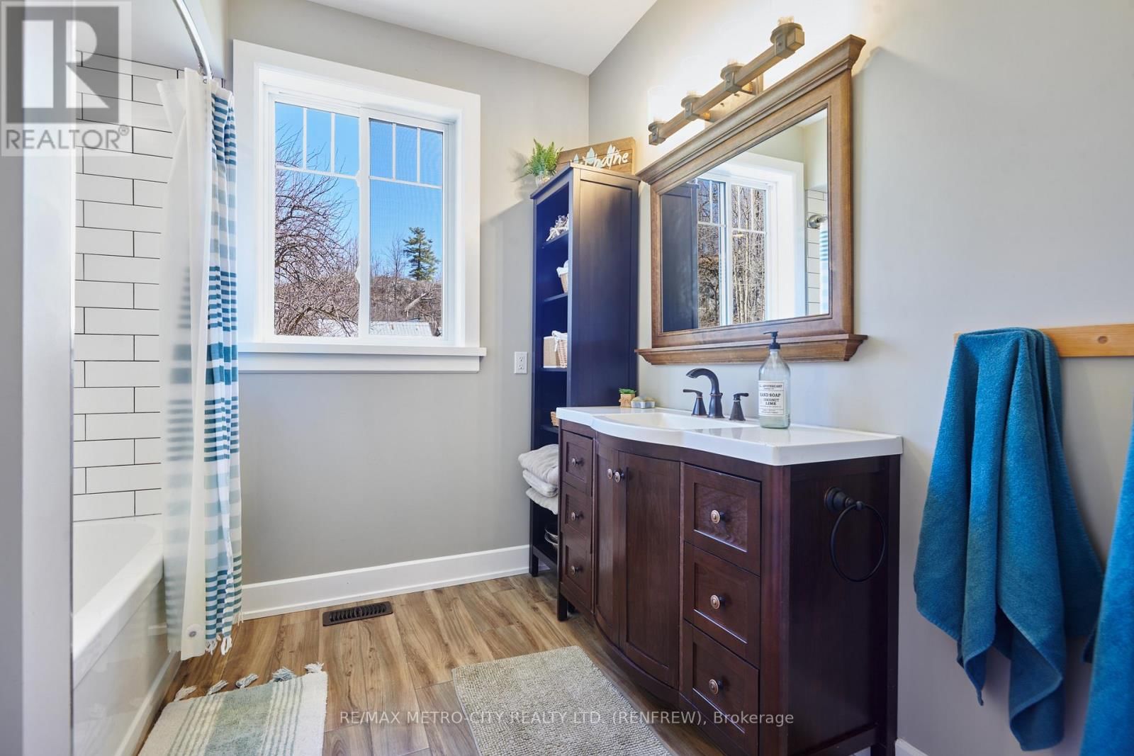 782 BRUCE STREET Image 21