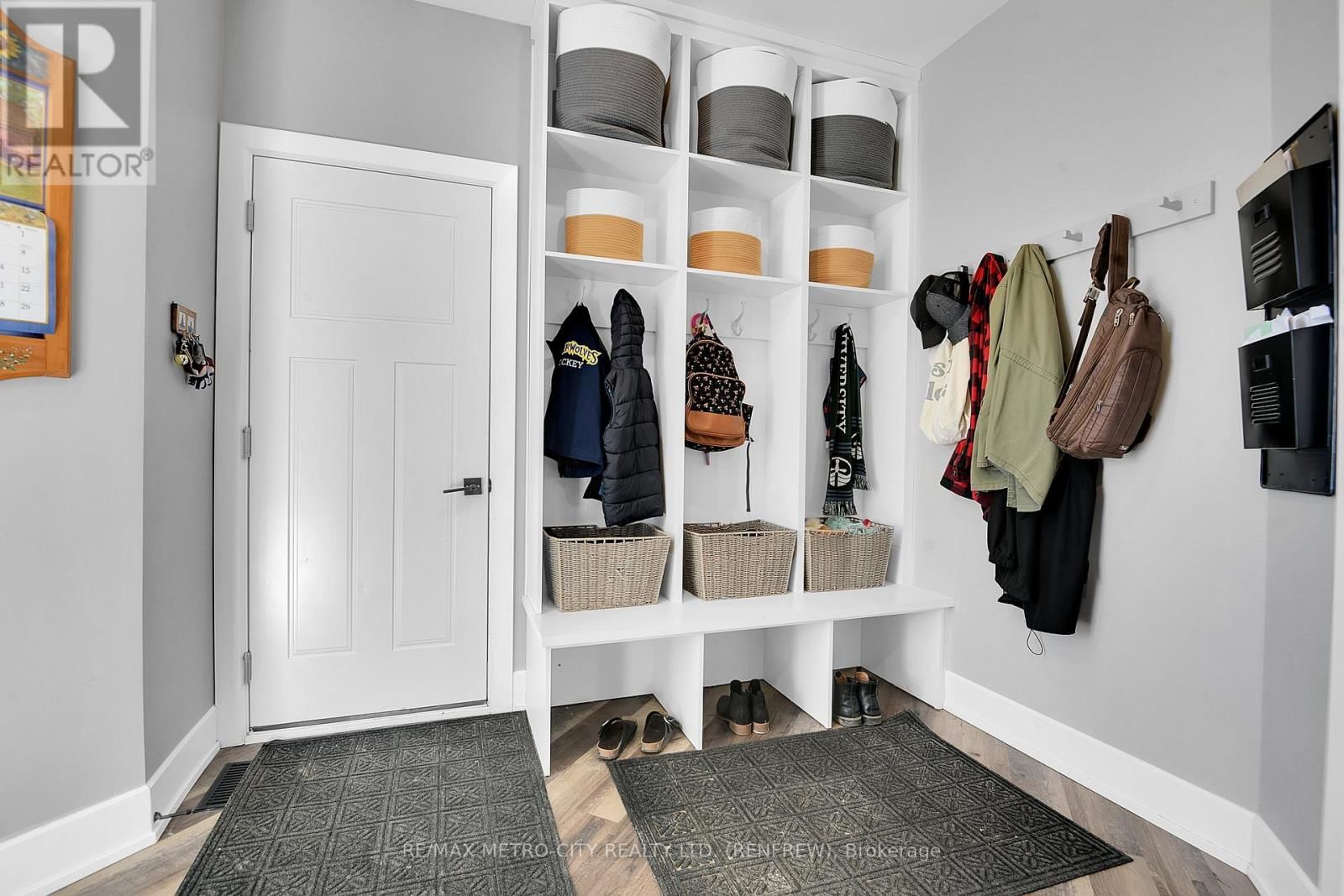 782 BRUCE STREET Image 22