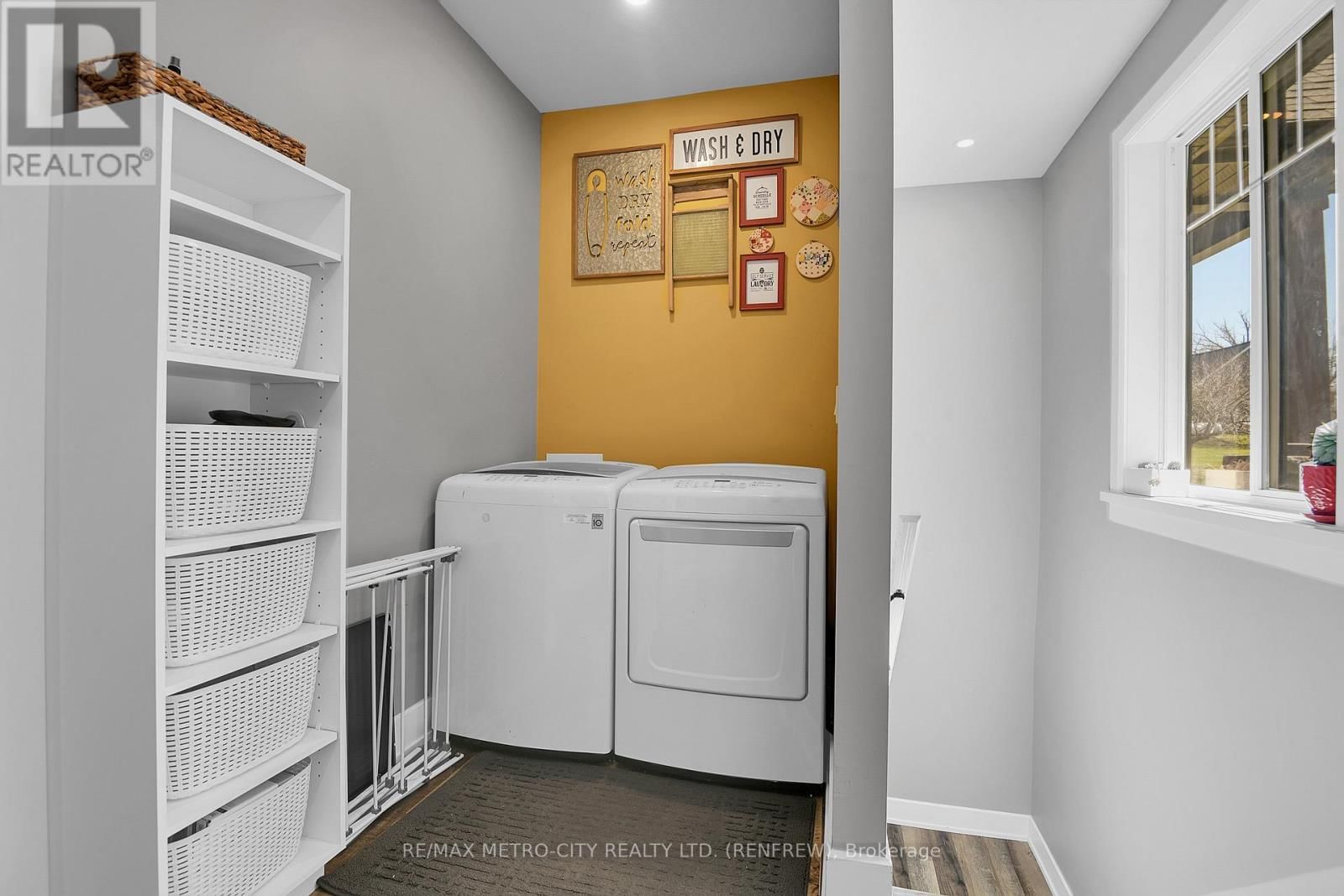 782 BRUCE STREET Image 23