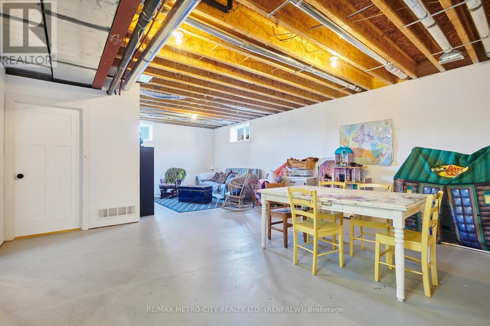 782 BRUCE STREET Image 24