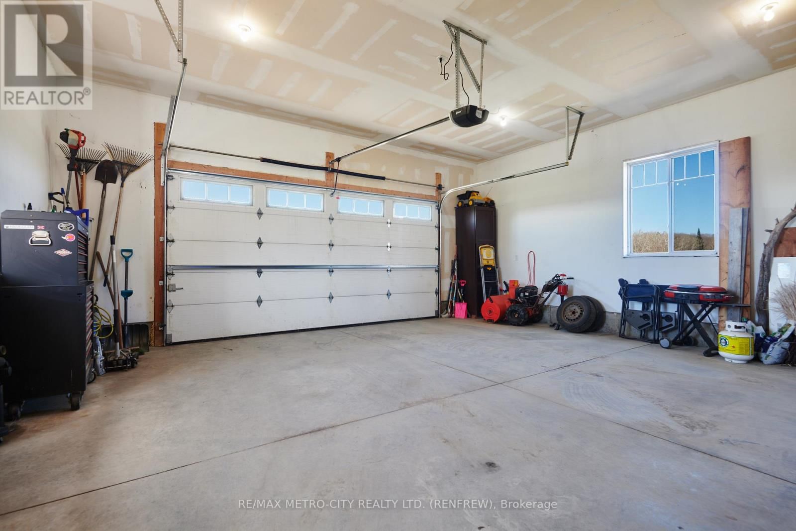 782 BRUCE STREET Image 30