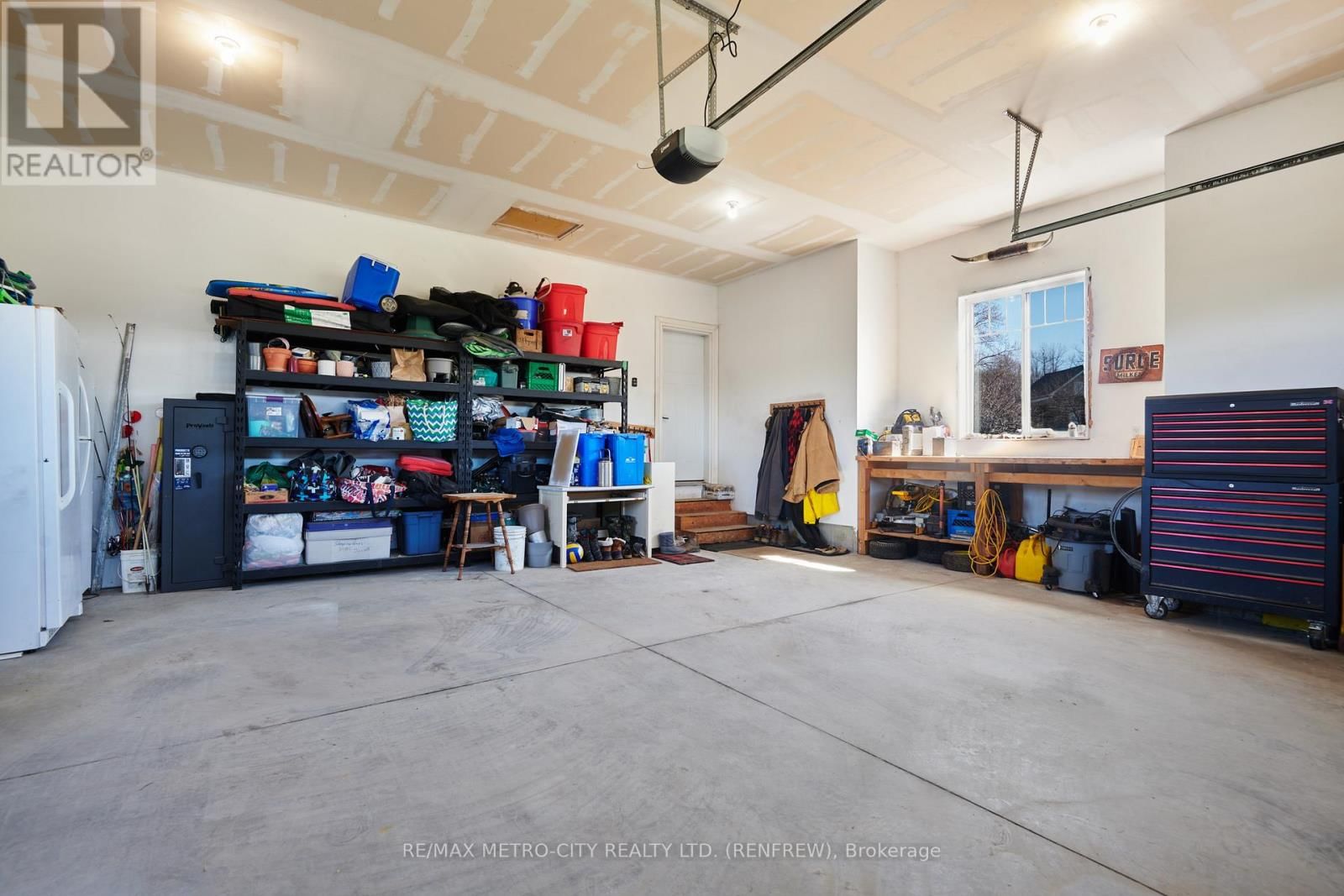 782 BRUCE STREET Image 32