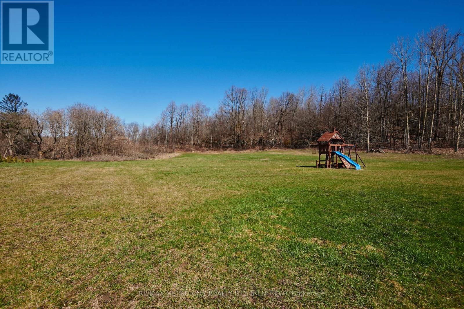 782 BRUCE STREET Image 35