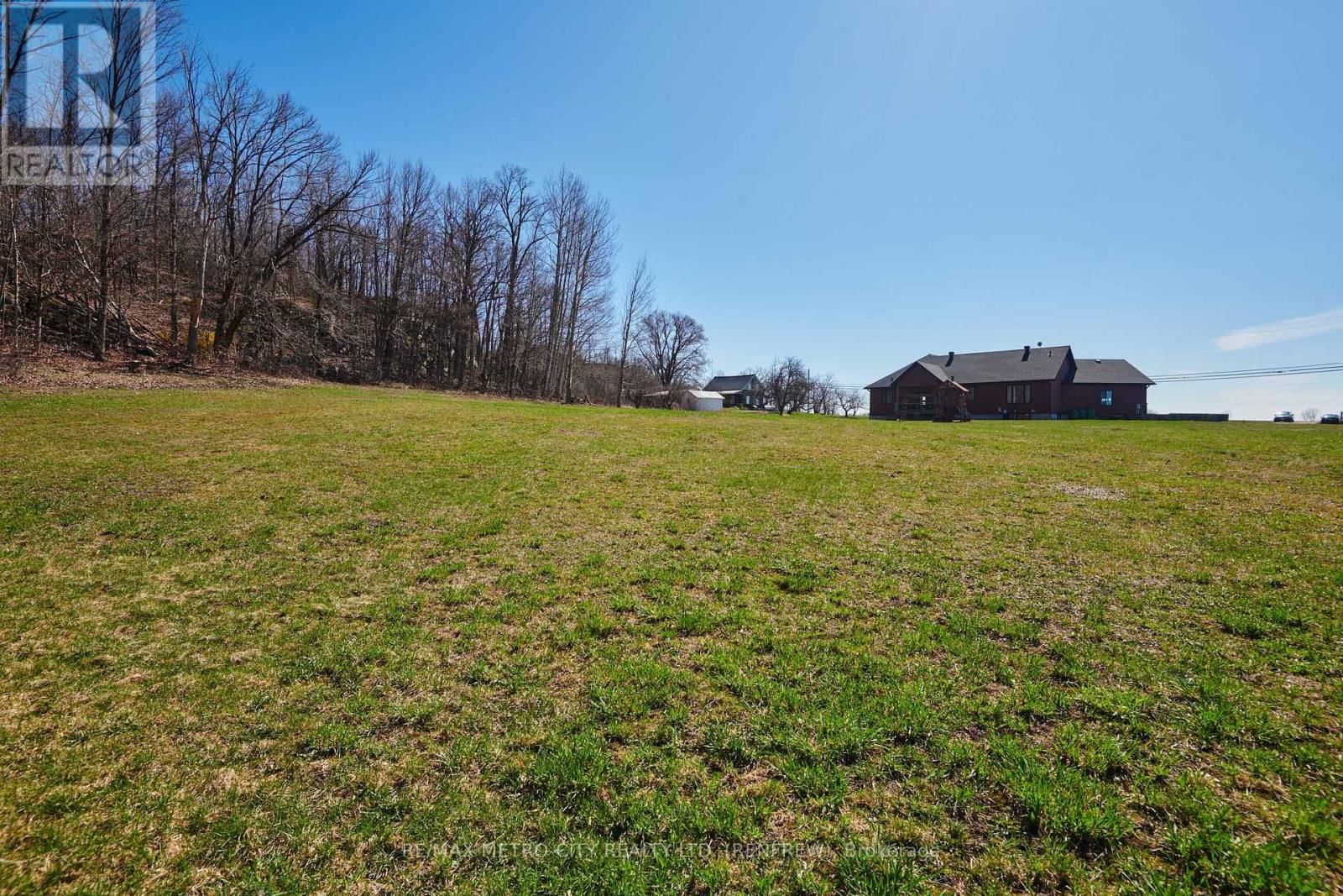 782 BRUCE STREET Image 37