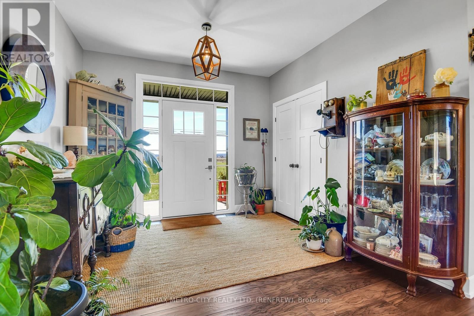 782 BRUCE STREET Image 4