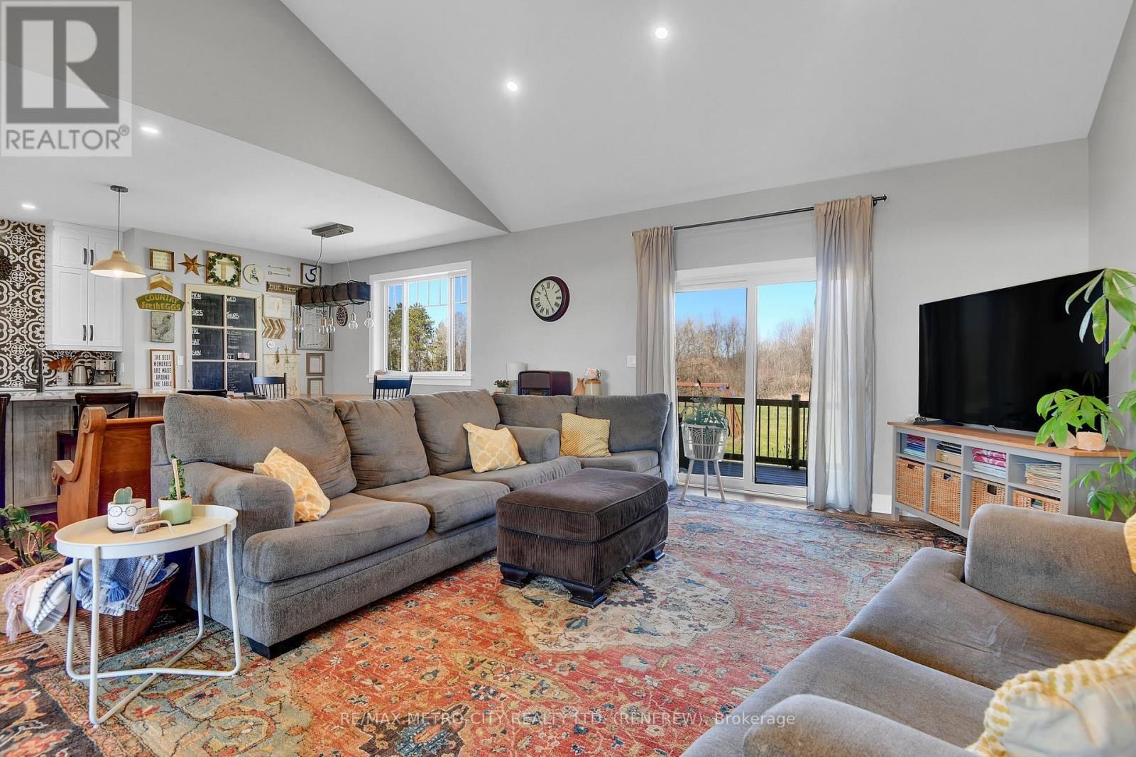 782 BRUCE STREET Image 6