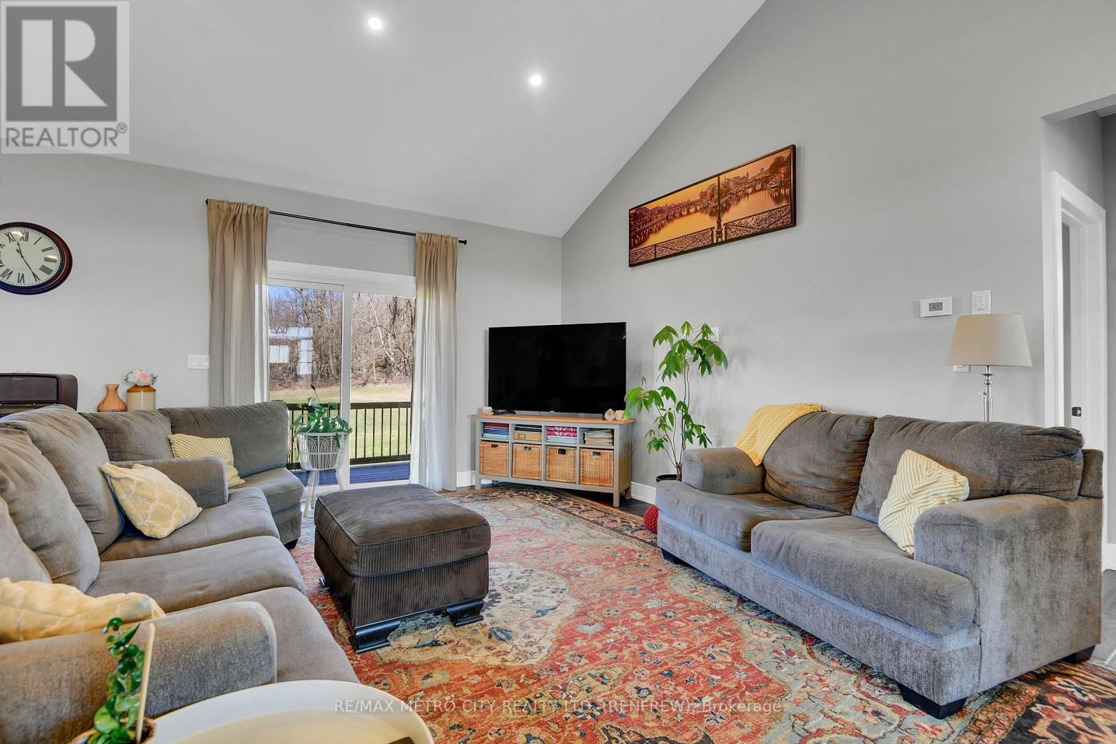 782 BRUCE STREET Image 7