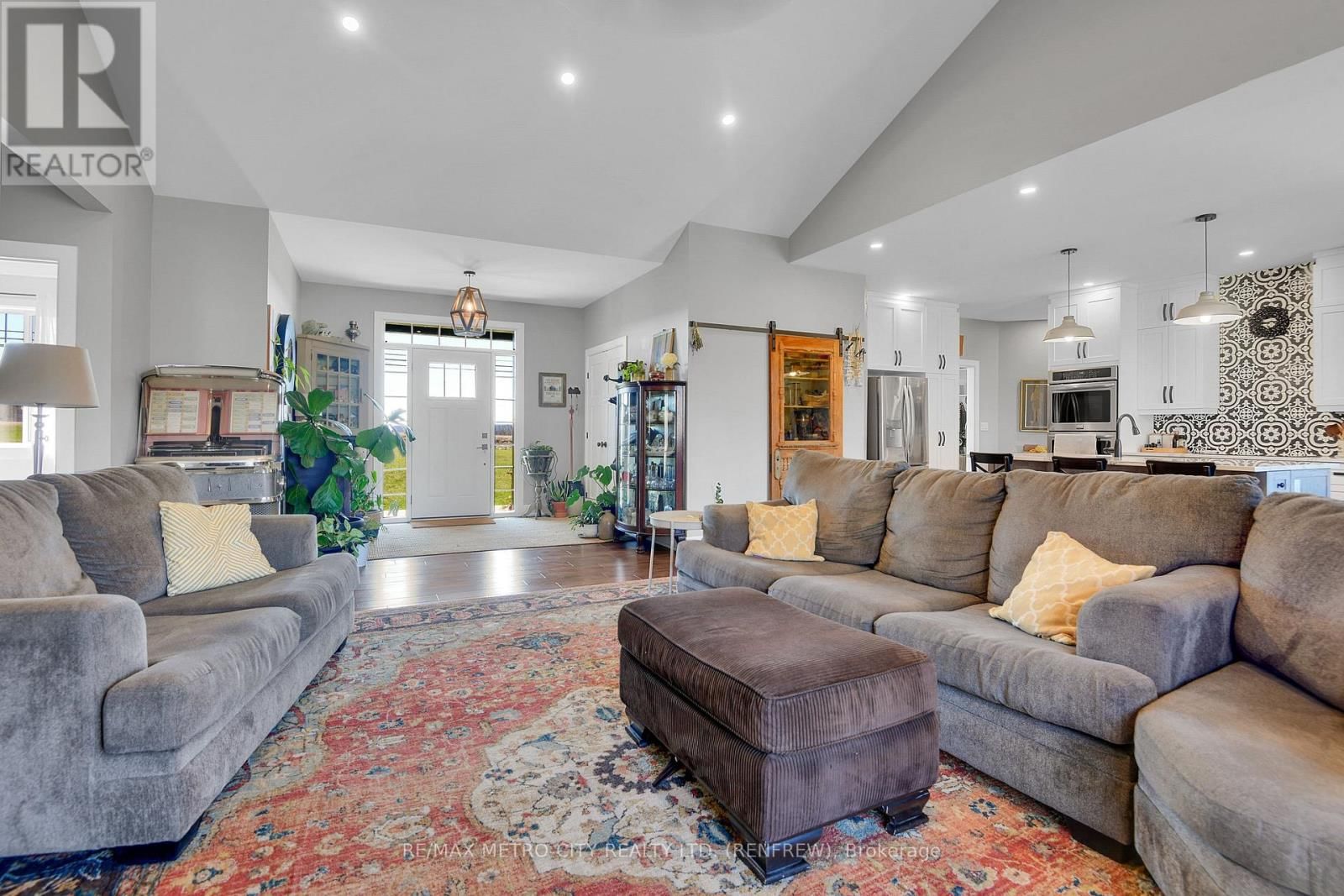 782 BRUCE STREET Image 8