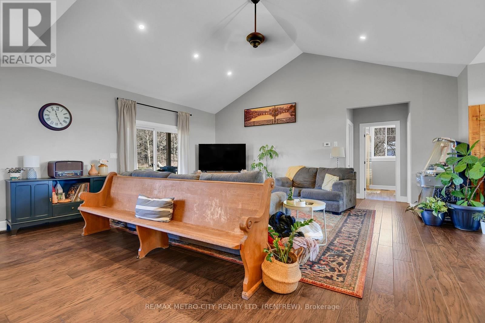 782 BRUCE STREET Image 9