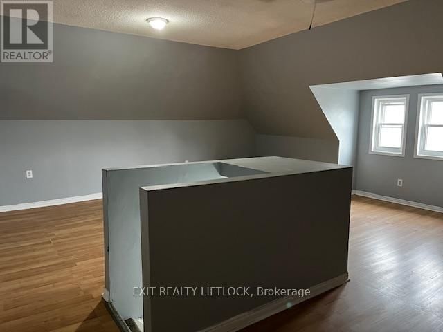 207 STEWART STREET Image 15