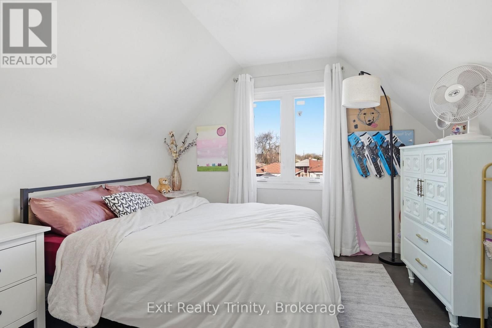 131 EAST 18TH STREET NORTH Image 17