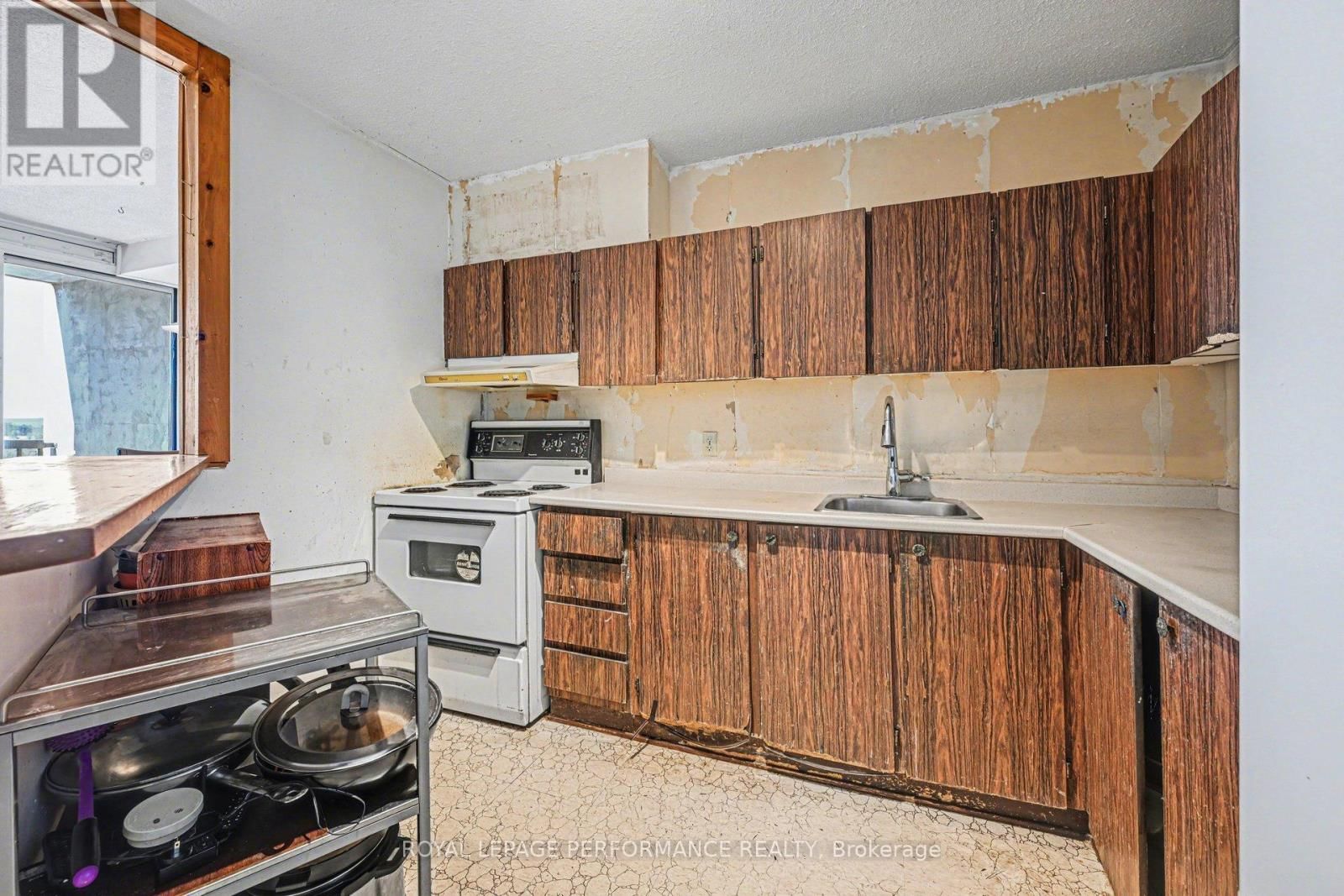 610 - 900 DYNES ROAD Image 10