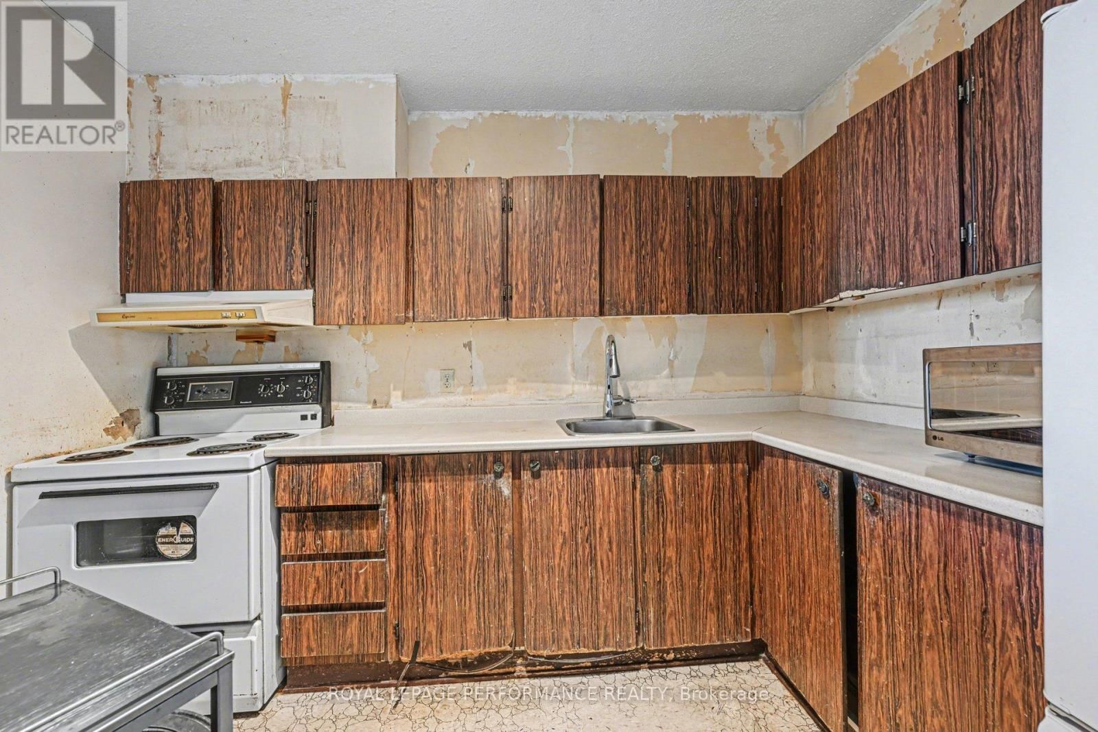 610 - 900 DYNES ROAD Image 11