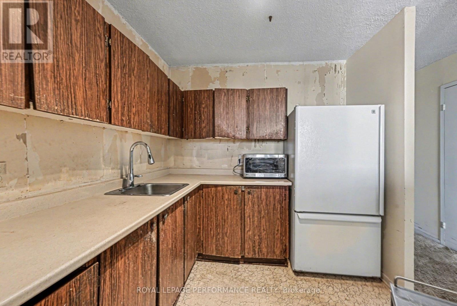 610 - 900 DYNES ROAD Image 13