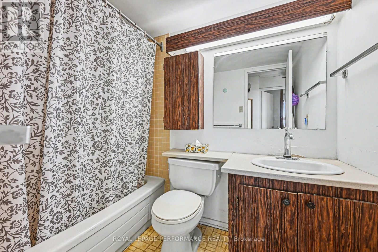 610 - 900 DYNES ROAD Image 18