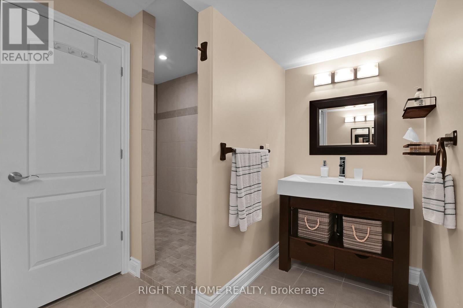 131 ISSAM PRIVATE Image 34