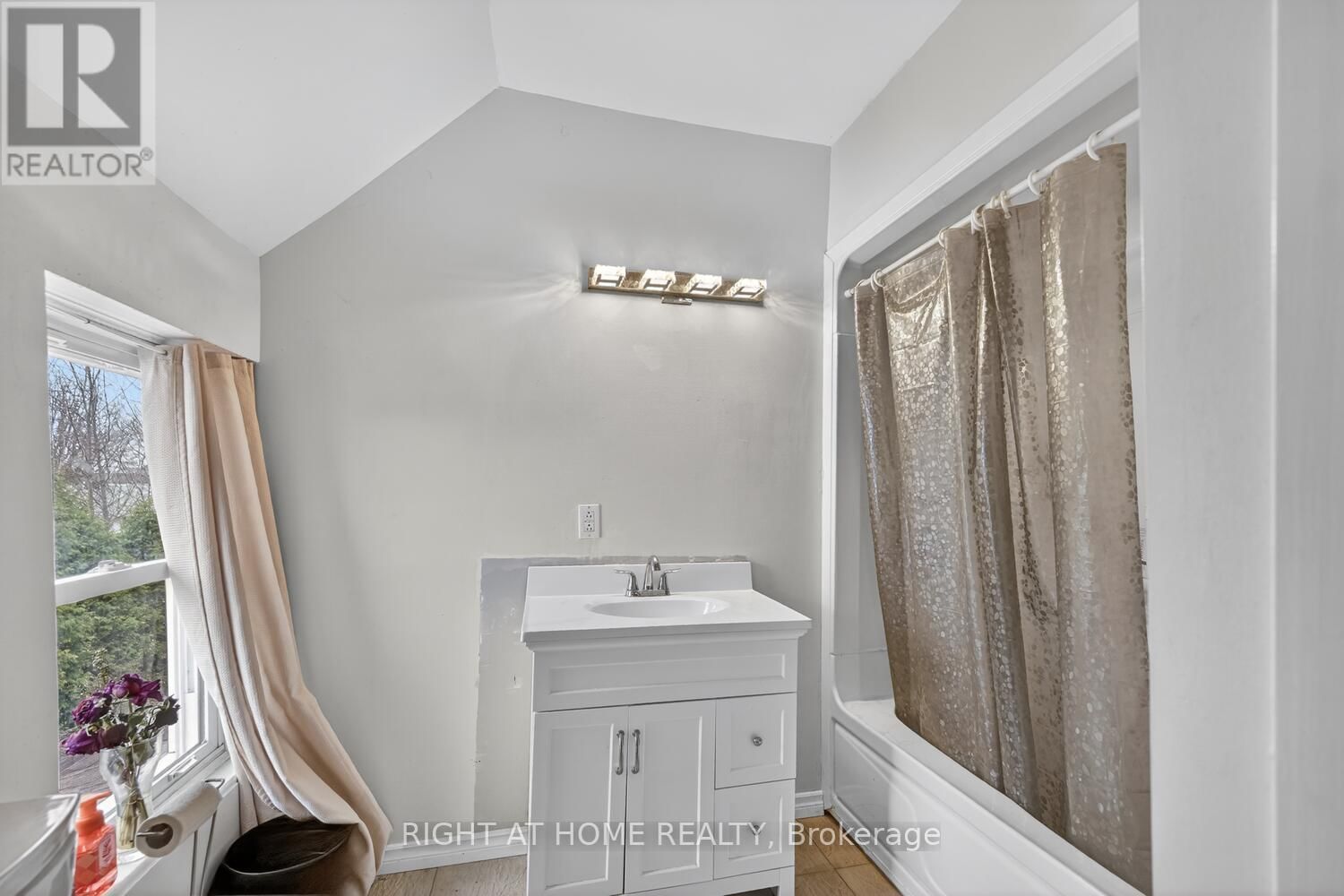 9 MAUD STREET Image 9