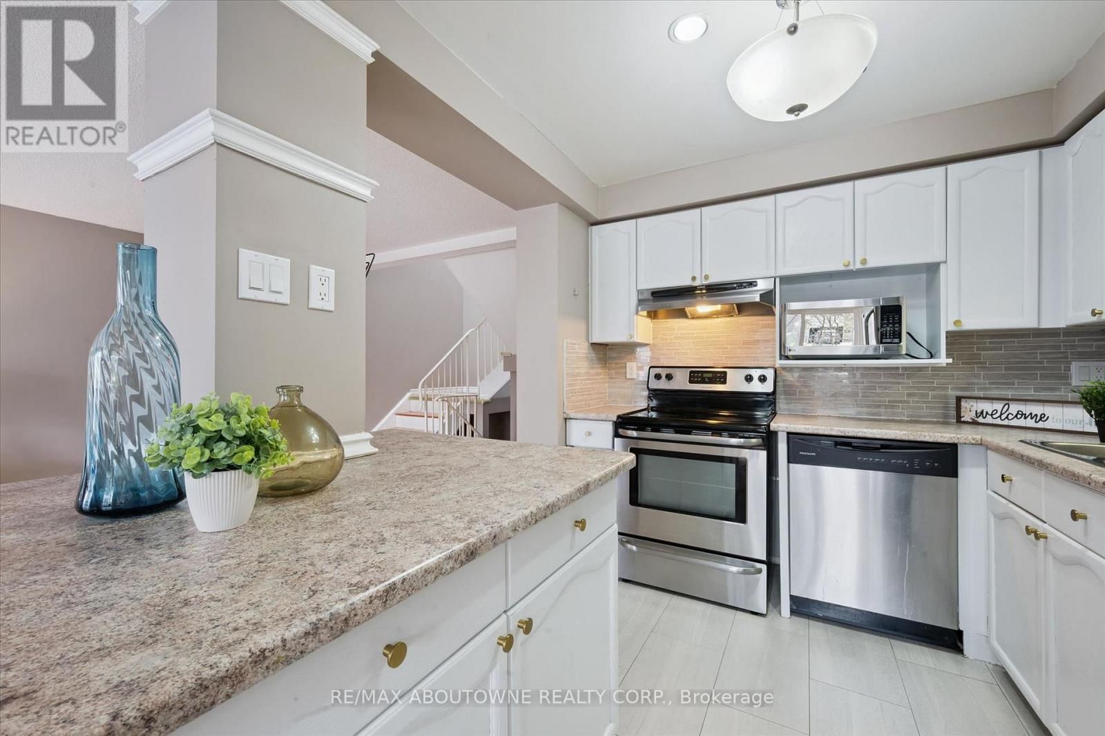 25 - 365 PIONEER DRIVE Image 12