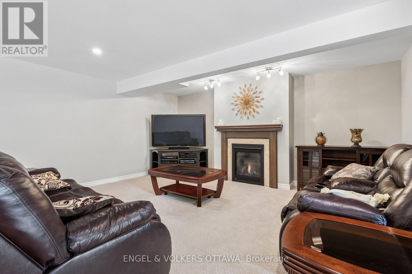 865 TEWIN CIRCLE Image 32