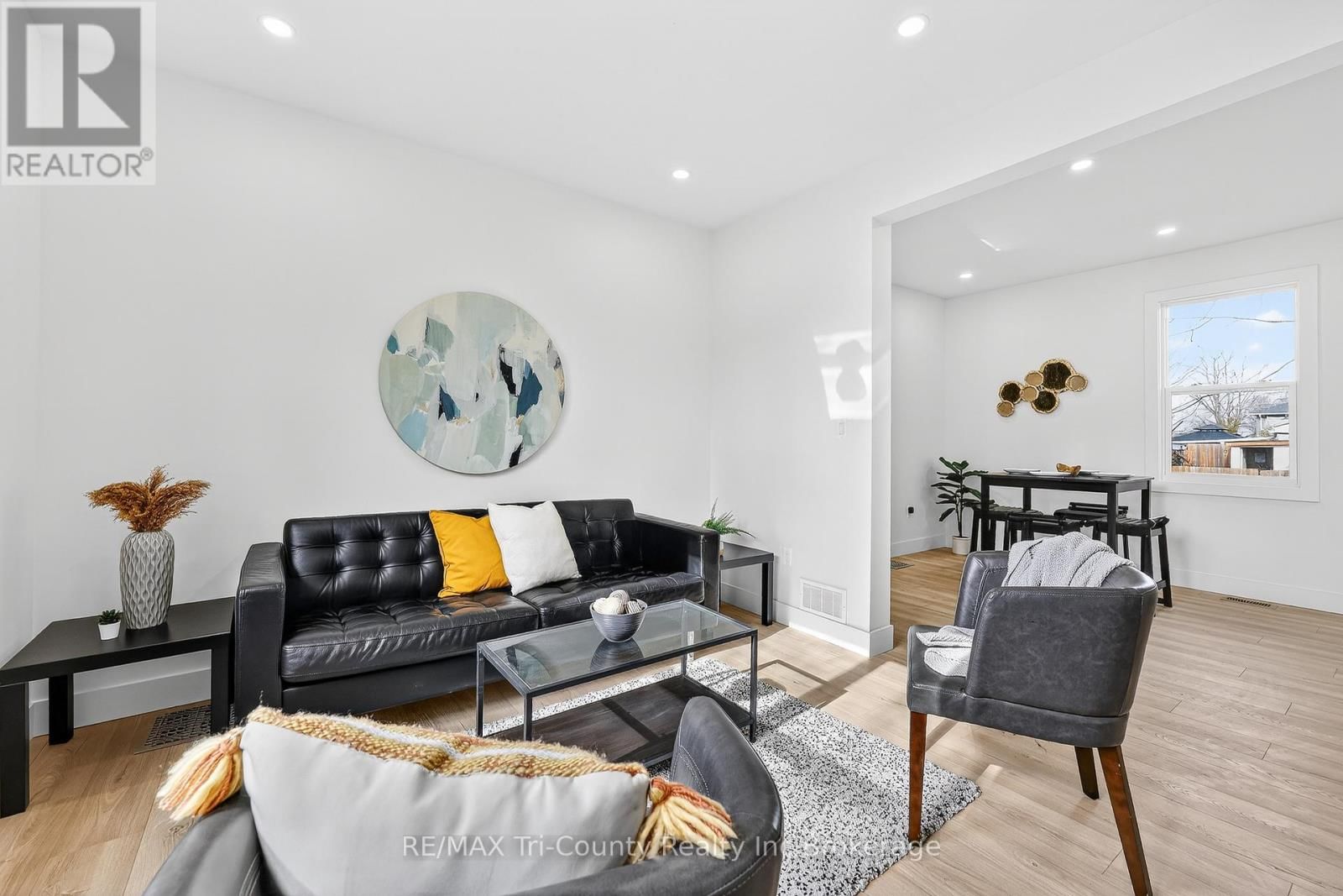 394 WELLINGTON STREET Image 11