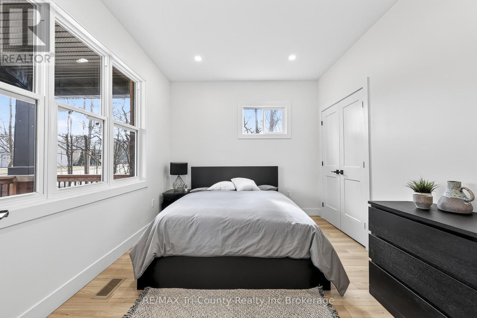 394 WELLINGTON STREET Image 12