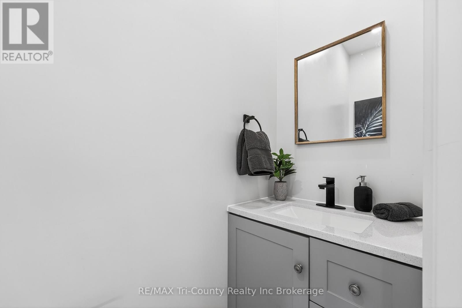 394 WELLINGTON STREET Image 13