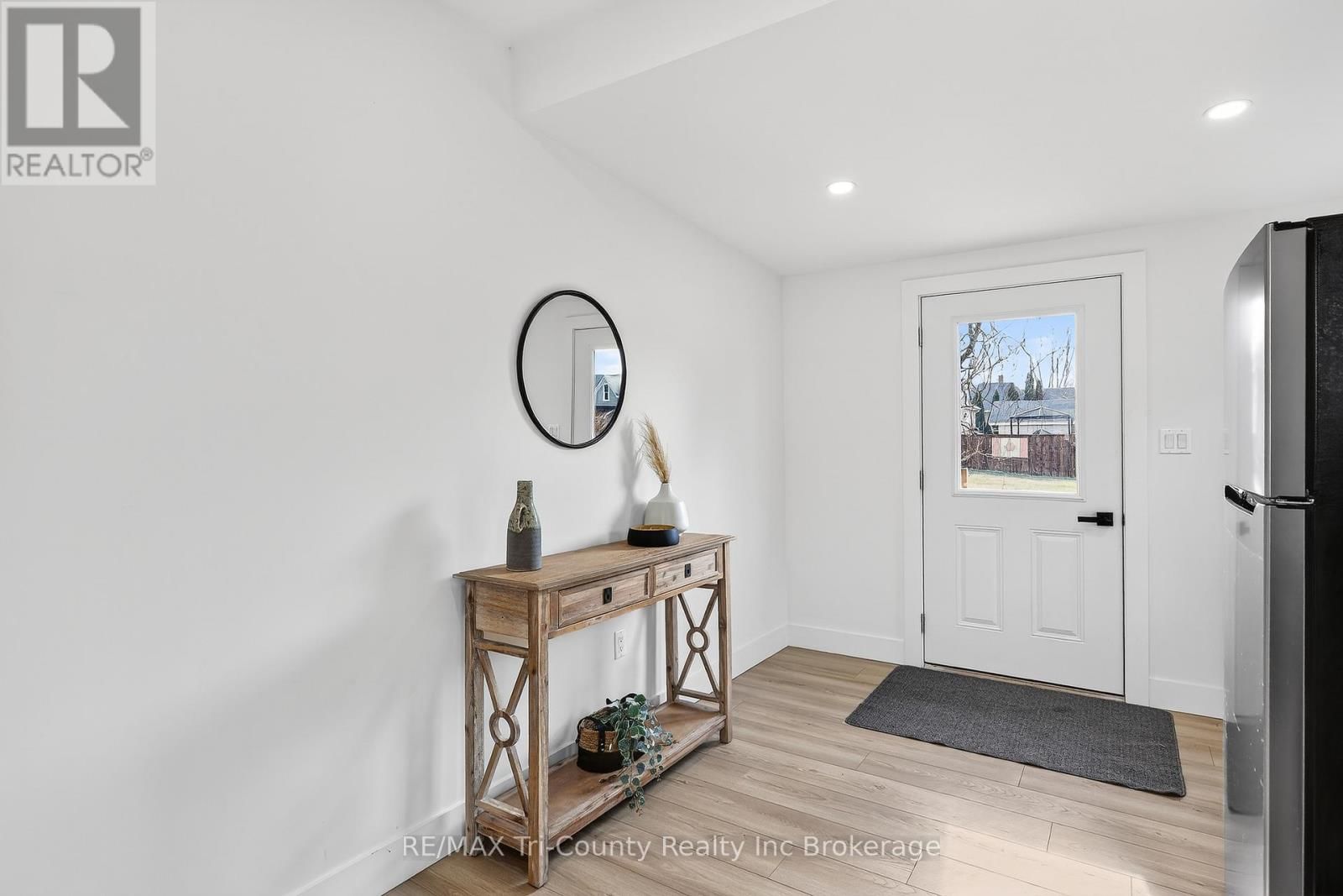 394 WELLINGTON STREET Image 14