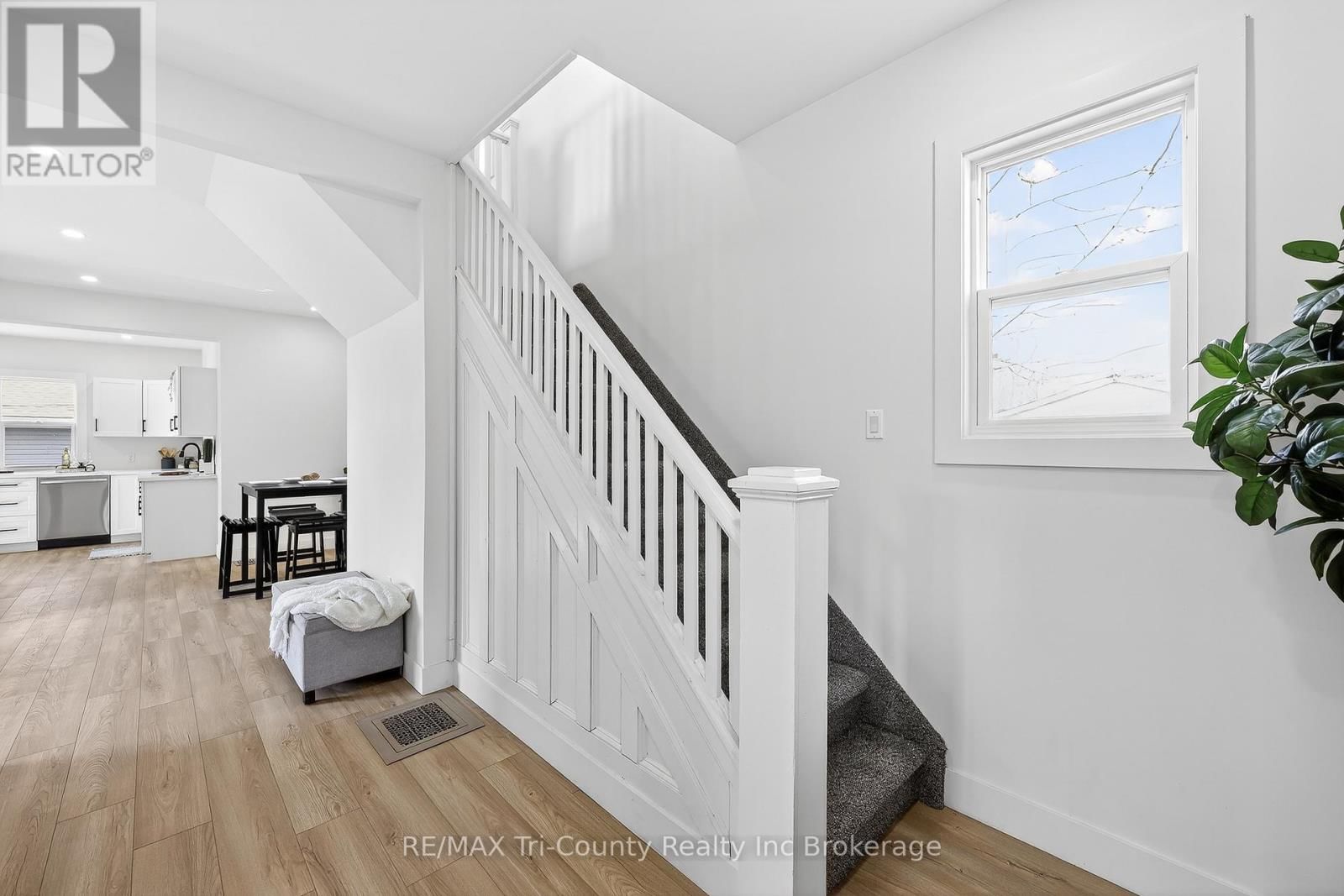 394 WELLINGTON STREET Image 16