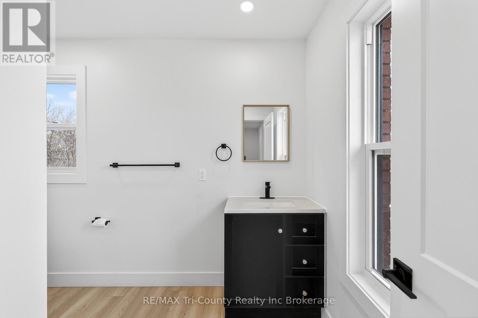 394 WELLINGTON STREET Image 18