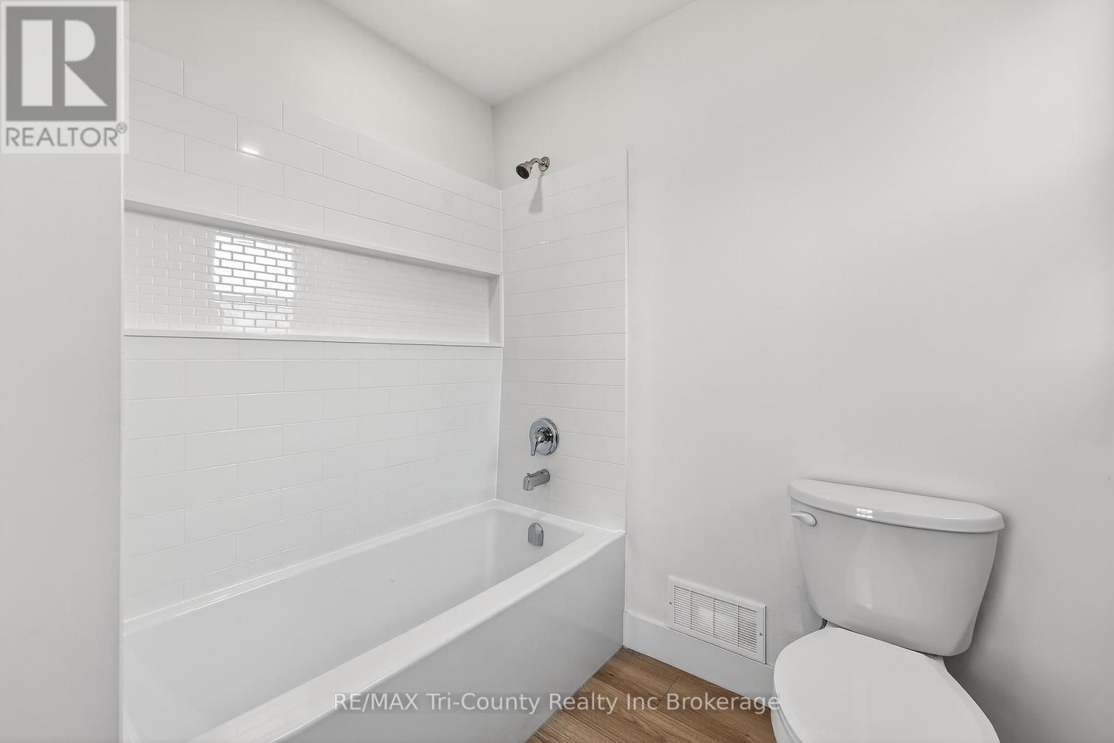 394 WELLINGTON STREET Image 19